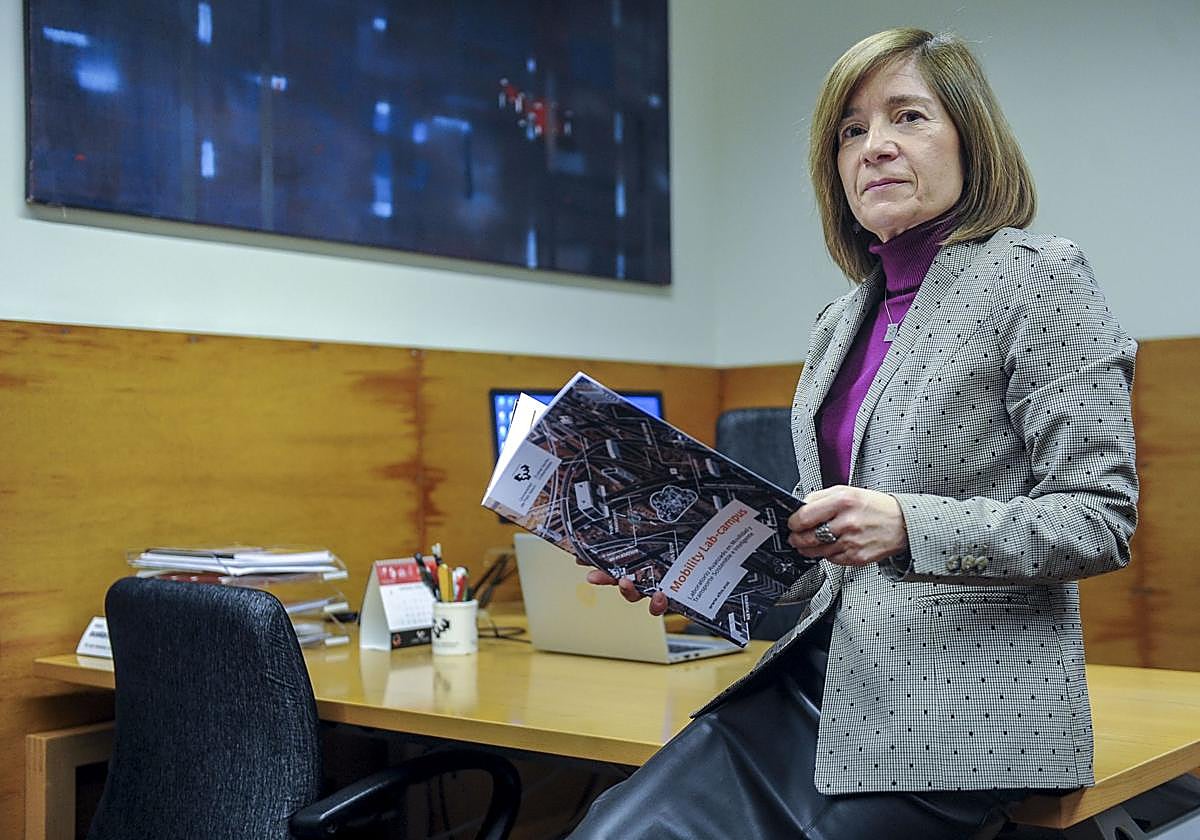 Manoli Igartua en su despacho de la Universidad.