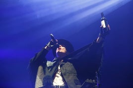 El cantante de Jane's Addiction, Perry Farrell, con una botella de vino durante el concierto en el Azkena Rock Festival de Vitoria, el pasado julio.