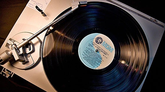Los 'Rolling', Amy Winehouse y Bowie suenan en 'El Club del LP' de Vitoria