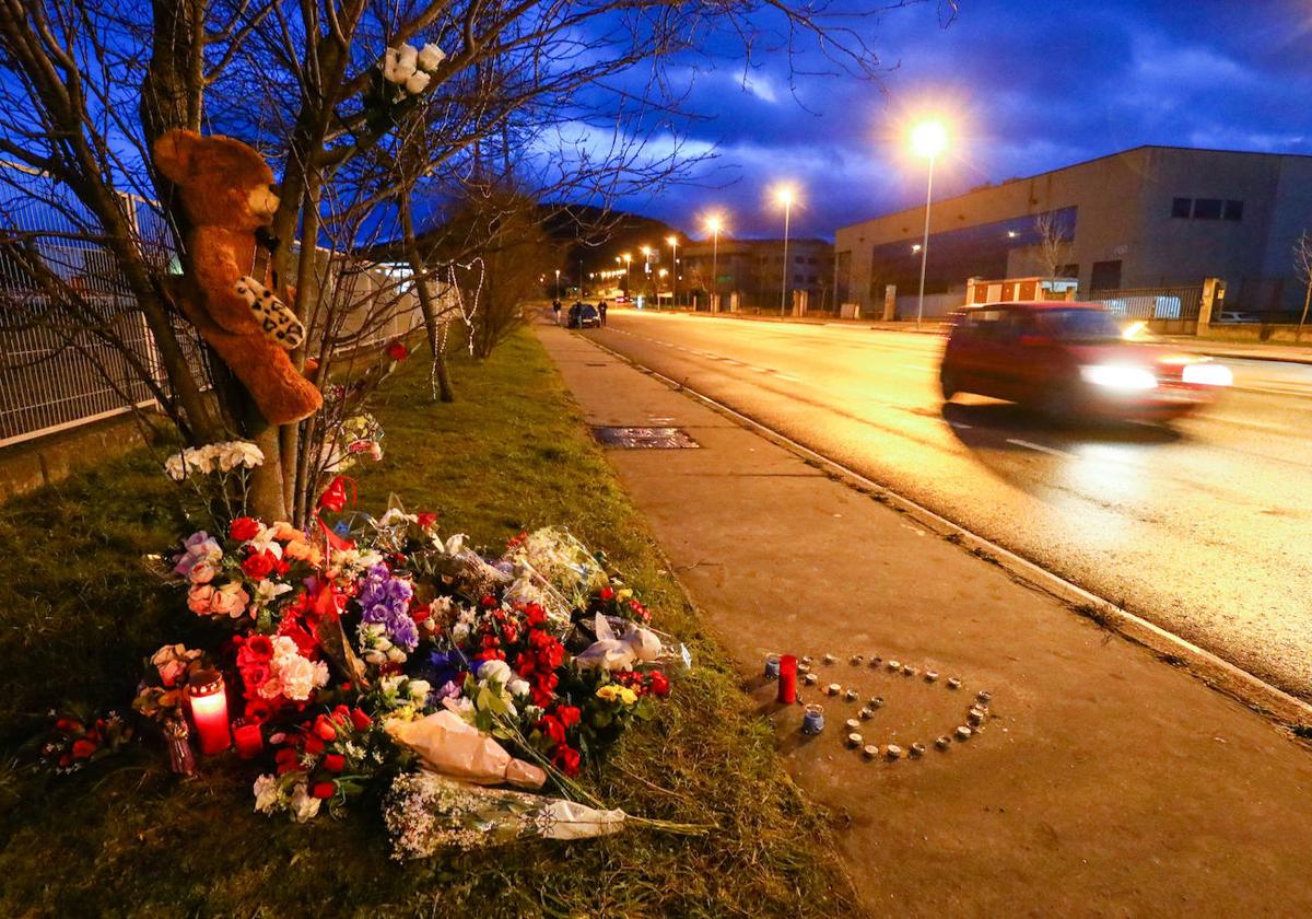 Flores y objetos depositados en recuerdo de los dos fallecidos en enero en el accidente de la carrera ilegal en Júndiz.