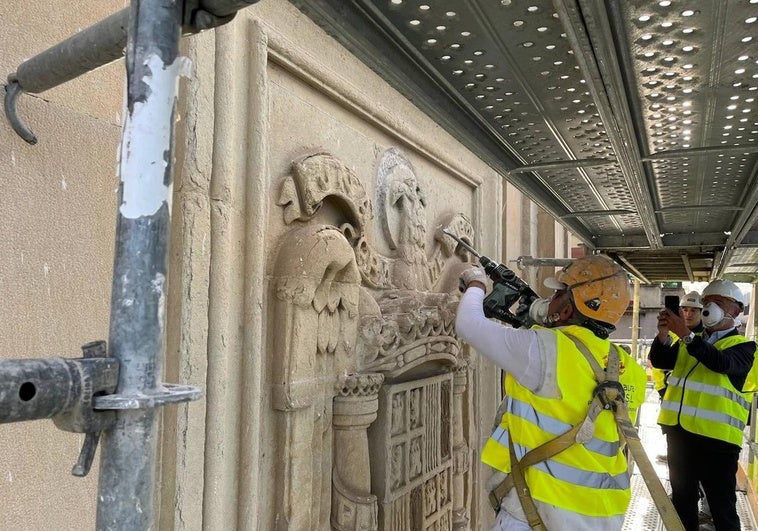 Las calles de Vitoria se despiden del último escudo franquista