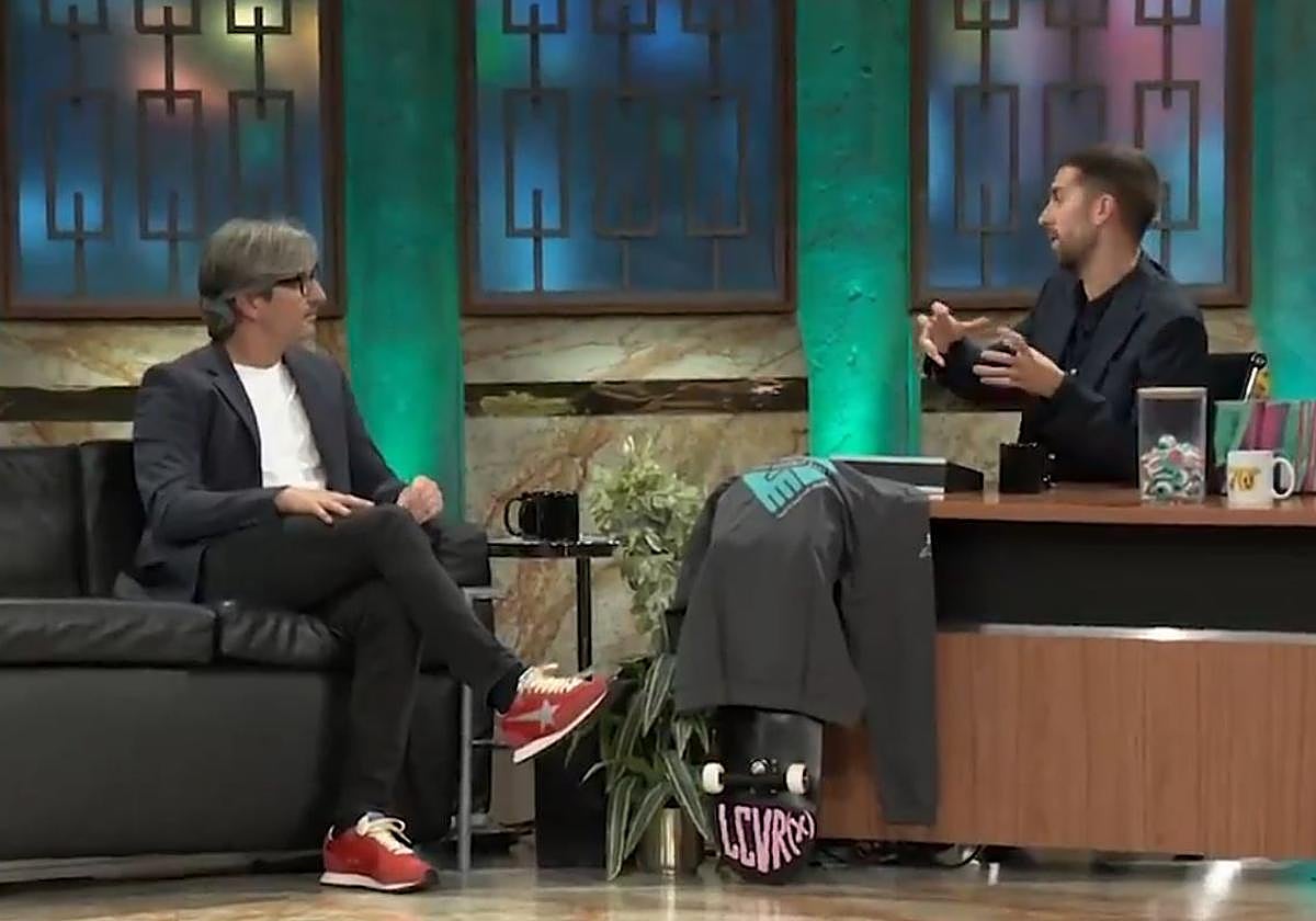 Broncano sorprende en 'La Revuelta' con Diego González Rivas, el «Batman» de los cirujanos que ha operado en 136 países