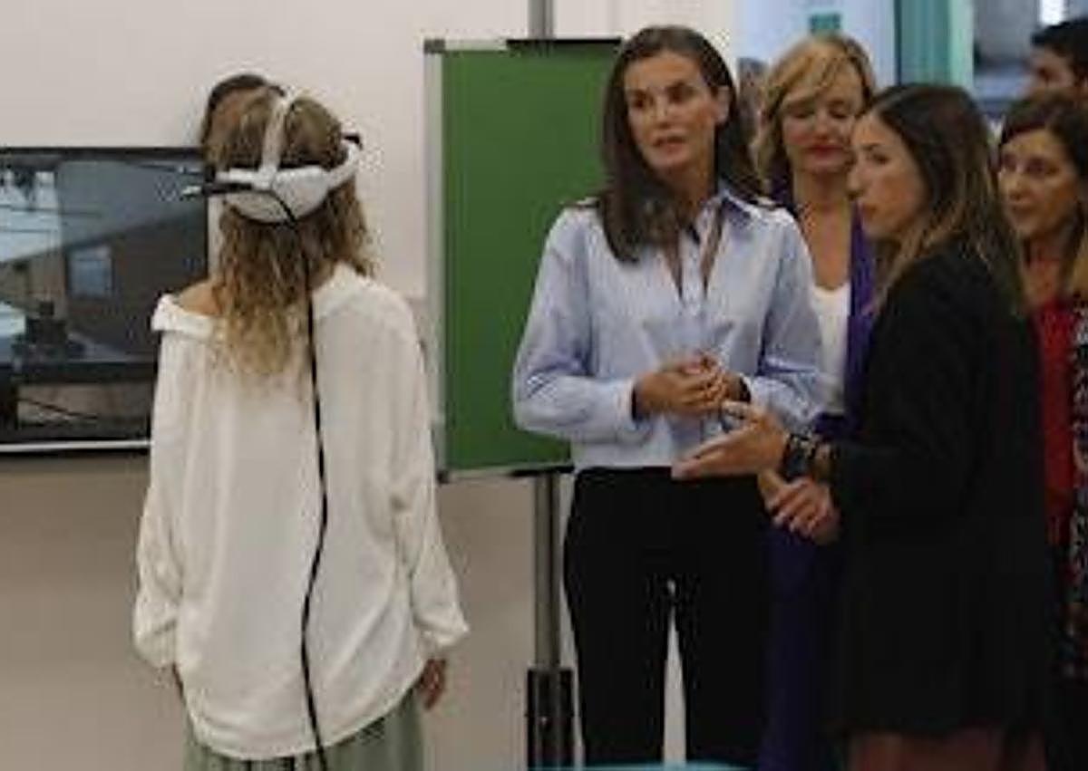 Imagen secundaria 1 - La reina Letizia inaugura el curso de FP en Castro Urdiales: «Es muy cercana, no es nada distante»