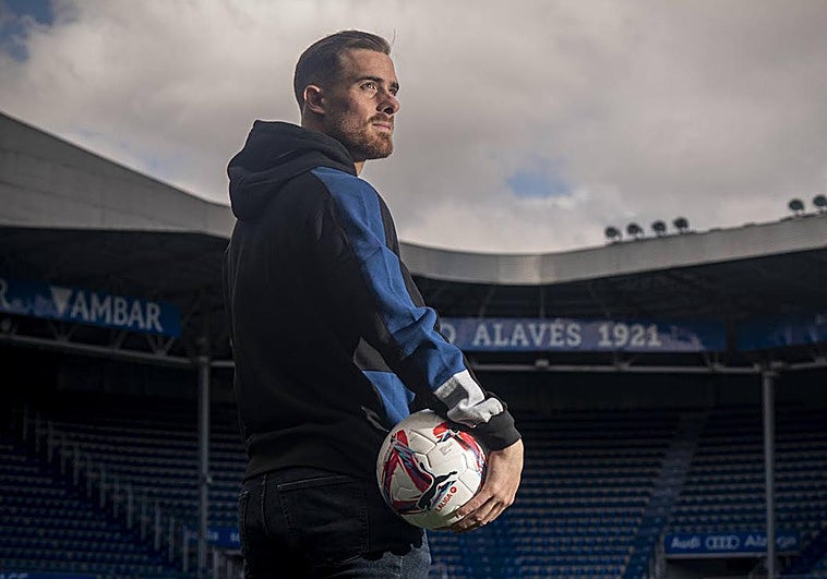 Toni Martínez posa a la salida del túnel de vestuarios de Mendizorroza.