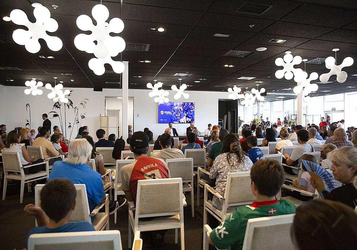 Imagen principal - Laguardia apadrina la Escuela de Fútbol del Alavés