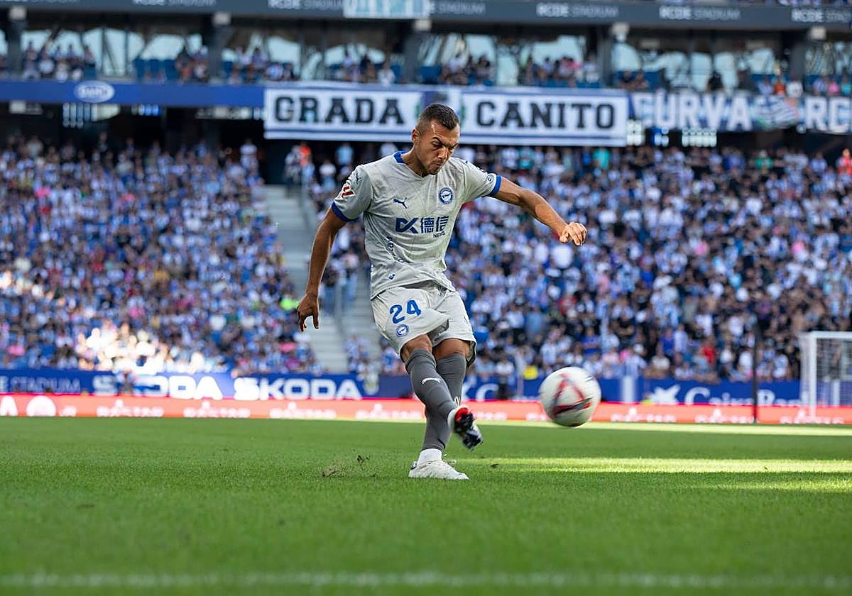 Jordán golpea al balón durante el duelo ante el Espanyol.