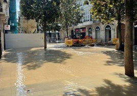 La rotura de una tubería inunda la calle Dato