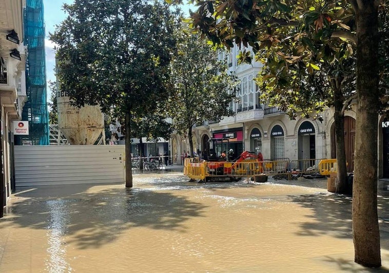 La rotura de una tubería inunda la calle Dato