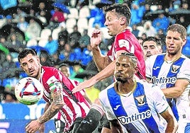Vesga, que ayer volvió a la titularidad, pugna por un balón entre jugadores del Leganés.