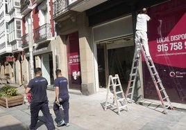 Operarios ponen a punto el céntrico local ante la inminente apertura del nuevo bazar.