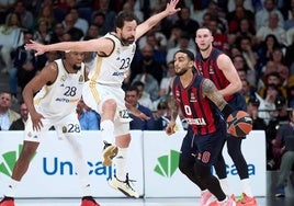 Markus Howard trata de sortear la defensa de Sergio Llull en un partido de la Euroliga.