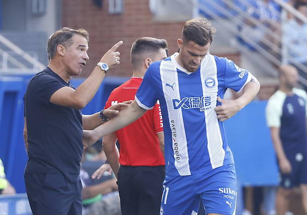 Luis García da instrucciones a Toni Martínez en el partido ante Las Palmas.