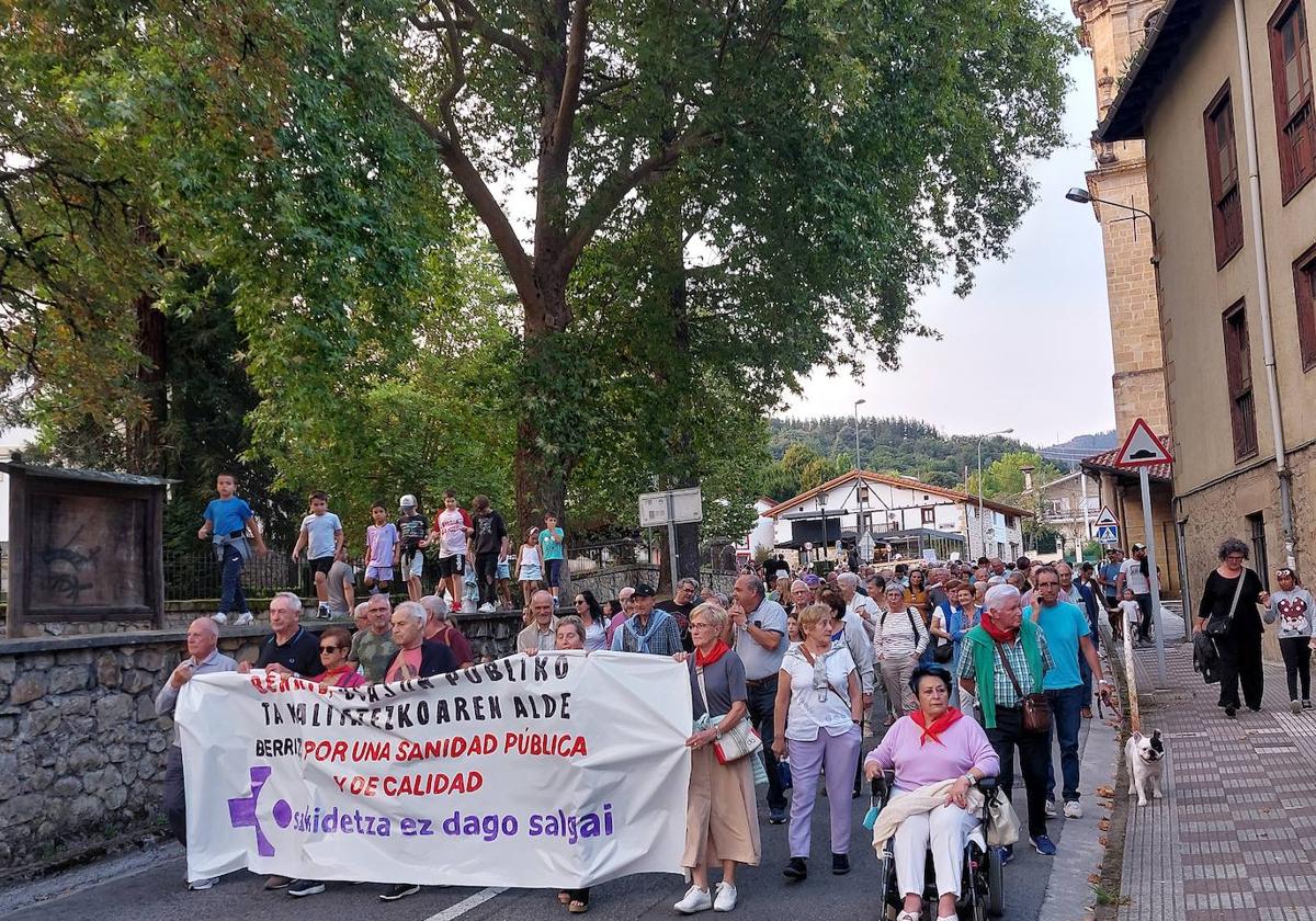 Numerosos ciudadanos recorrieron las calles de Berriz reclamando una sanidad pública digna.