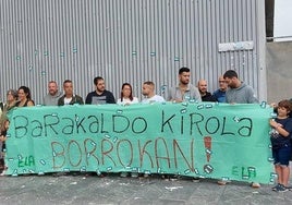 Imagen de una de las concentraciones de trabajadores de los polideportivos a las puertas de Lasesarre.