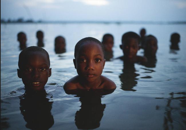 Niños en el lago Volta, en Ghana, en una imagen del documental.