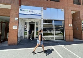 Vista de la oficina de Lanbide en el barrio basauritarra de Urbi.