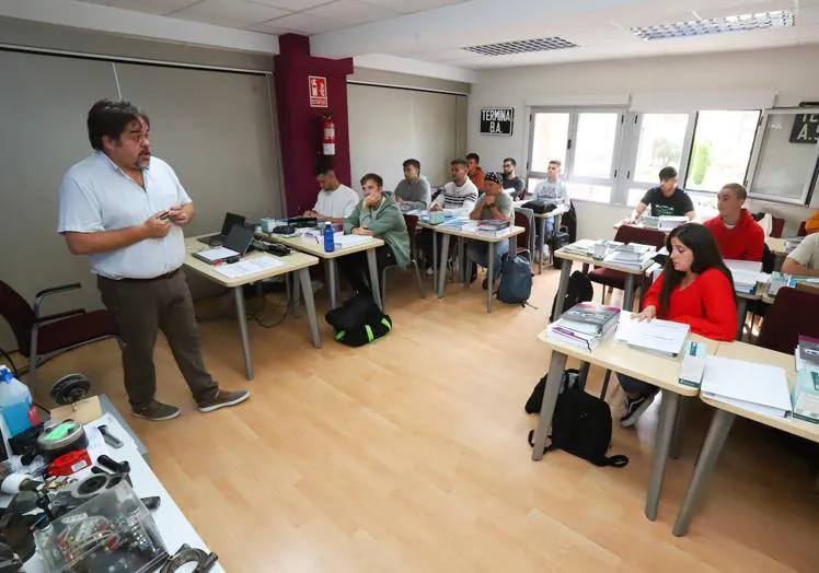 Íñigo López, formador de Renfe, fue uno de los encargados de dar la bienvenida a los alumnos.