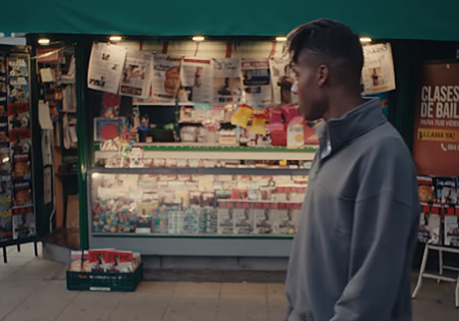 Escena del anuncio en la que aparece el kiosco de Otxarkoaga