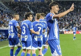 Carlos Martín celebra el gol que supuso el 2-0, su primer tanto en la élite, junto a sus compañeros.