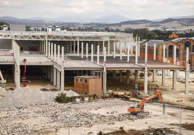 Las obras se centran en levantar las nuevas naves de Montaje Bruto y Pintura