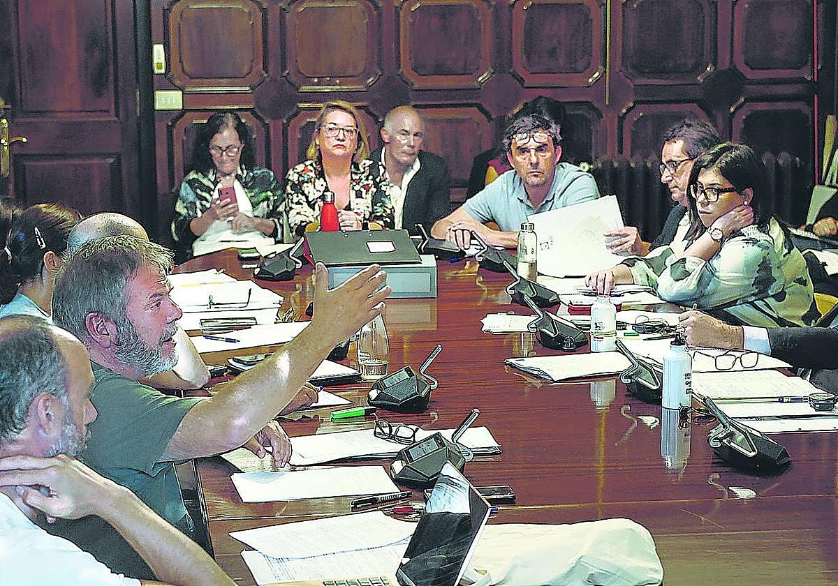 Álvaro González, concejal de Urbanismo, e Iñigo Urkitza, responsable de Disciplina Urbanística, en la mesa al fondo a la derecha, explican los pormenores del expediente.