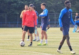 Guererro charla con Álvaro Marín durante el entrenamiento de este viernes en Txolon.