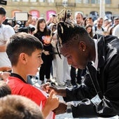 Un recibimiento de cine para Nico e Iñaki Williams en San Sebastián: «Tengo una foto con el mejor del mundo»