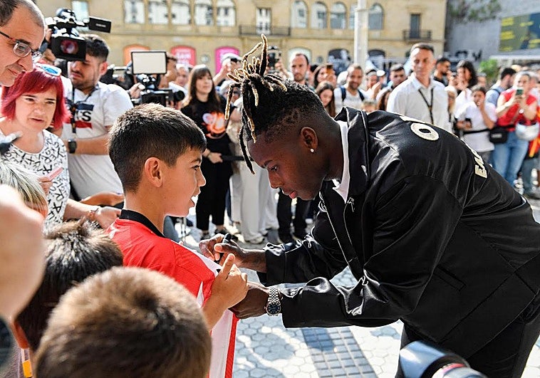 Nico firma la camiseta del Athletic a un seguidor.