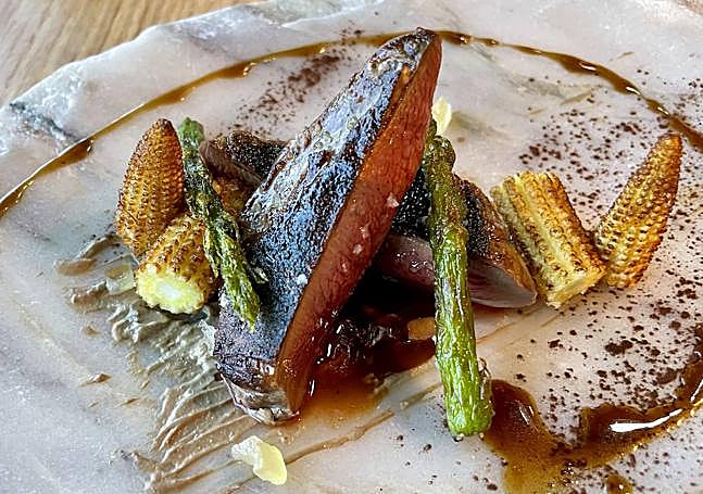 Pichón de Bresse a la brasa con paté de sus interiores