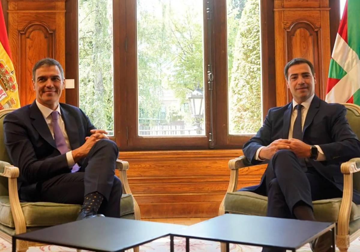 Pedro Sánchez e Imanol Pradales, en su encuentro en Ajuria Enea.