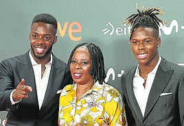 Nico Williams firma una camiseta a un chaval en el exterior de los cines Príncipe.