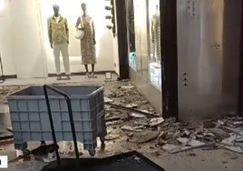 Derrumbe de parte del techo del centro comercial Artea por las fuertes lluvias