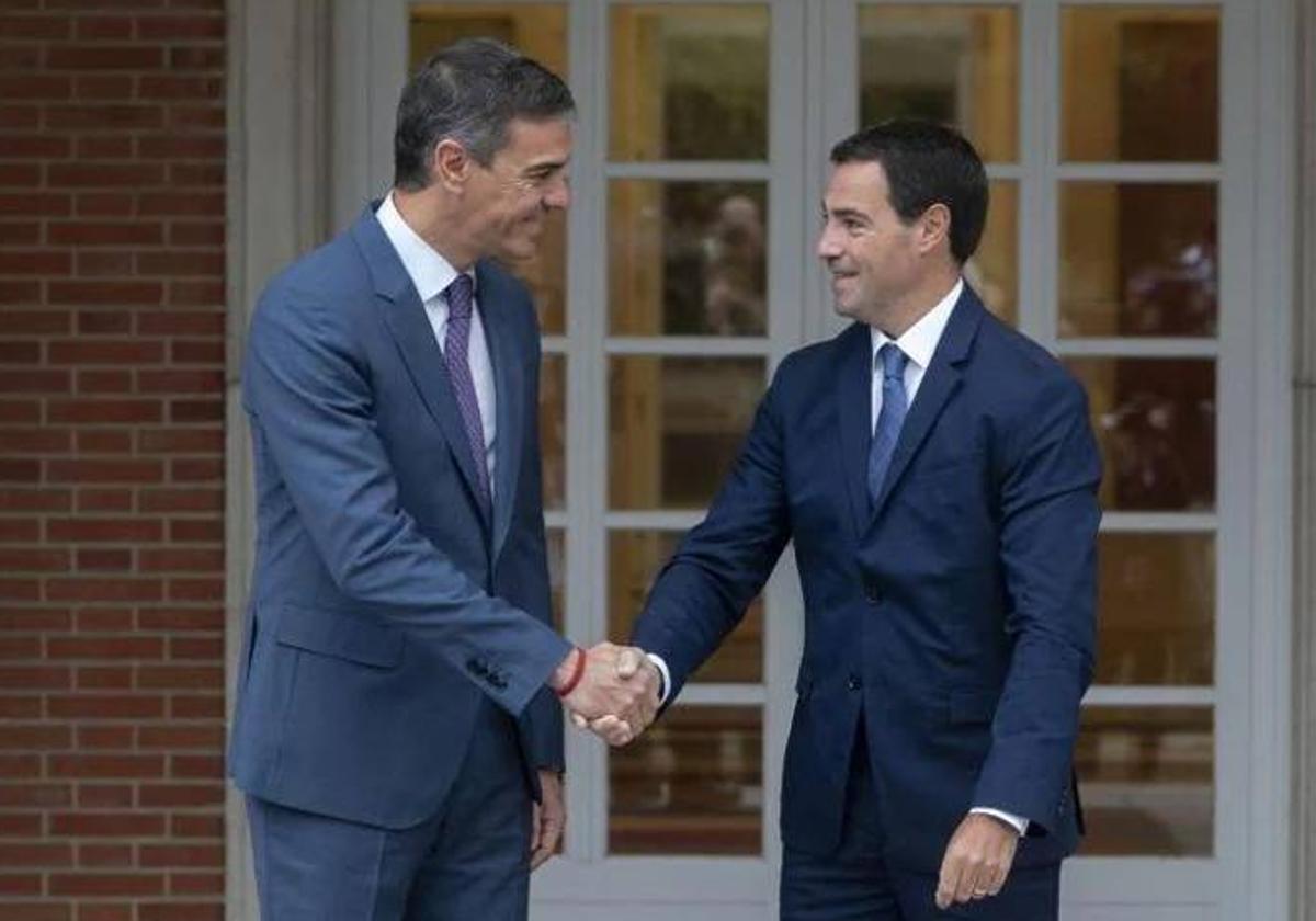 El presidente del Gobierno, Pedro Sánchez, ha recibido este viernes al lehendakari, Imanol Pradales, en el Palacio de la Moncloa.