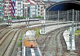 Un tren avanza por la playa de vías de Abando, que desaparecerá con la transformación de la estación.