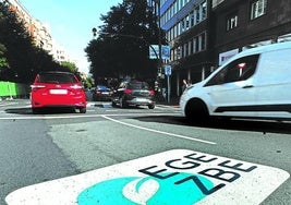 Señal indicativa de la zona de bajas emisiones instalada en el centro de Bilbao.