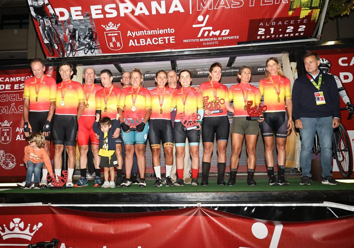 Podium de ganadores y medallistas de varias categorías.