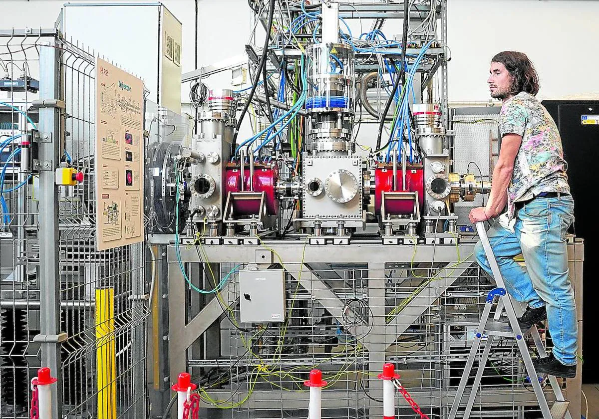 Uno de los trabajadores del ESS-Bilbao, en las instalaciones de la empresa en Zamudio.