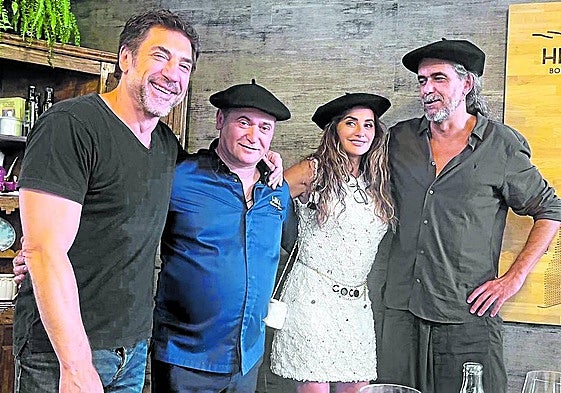 Javier Bardem, el cocinero Roberto Ruiz, Penélope Cruz y el director Fernando León de Aranoa, con sus txapelas en la txakolineria Hika.
