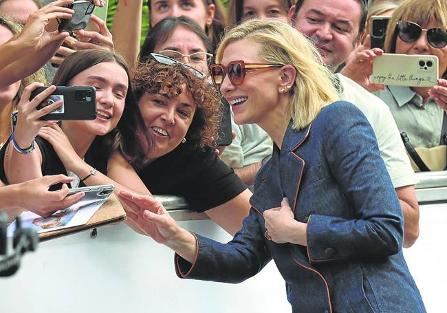 Blanchett posa para los fans en la alfombra roja del María Cristina.