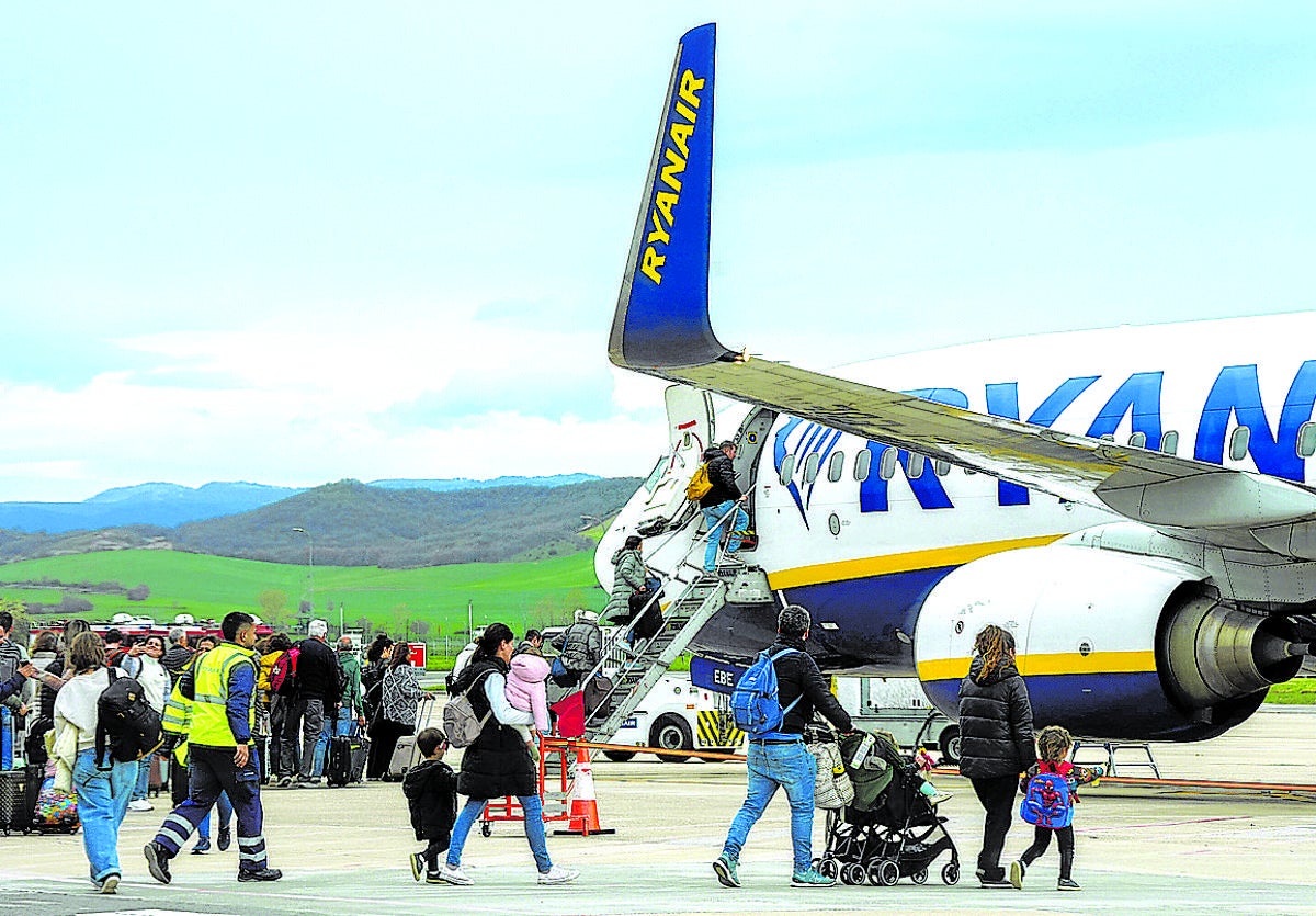 Decenas de viajeros embarcan en un vuelo comercial en la pista de Foronda.