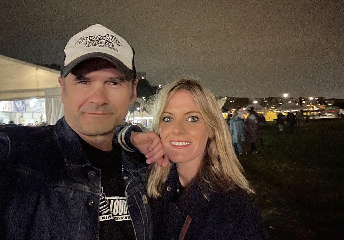 Iñaki López y Andrea Ropero disfrutan en Algorta del 'dalecandELAfest'