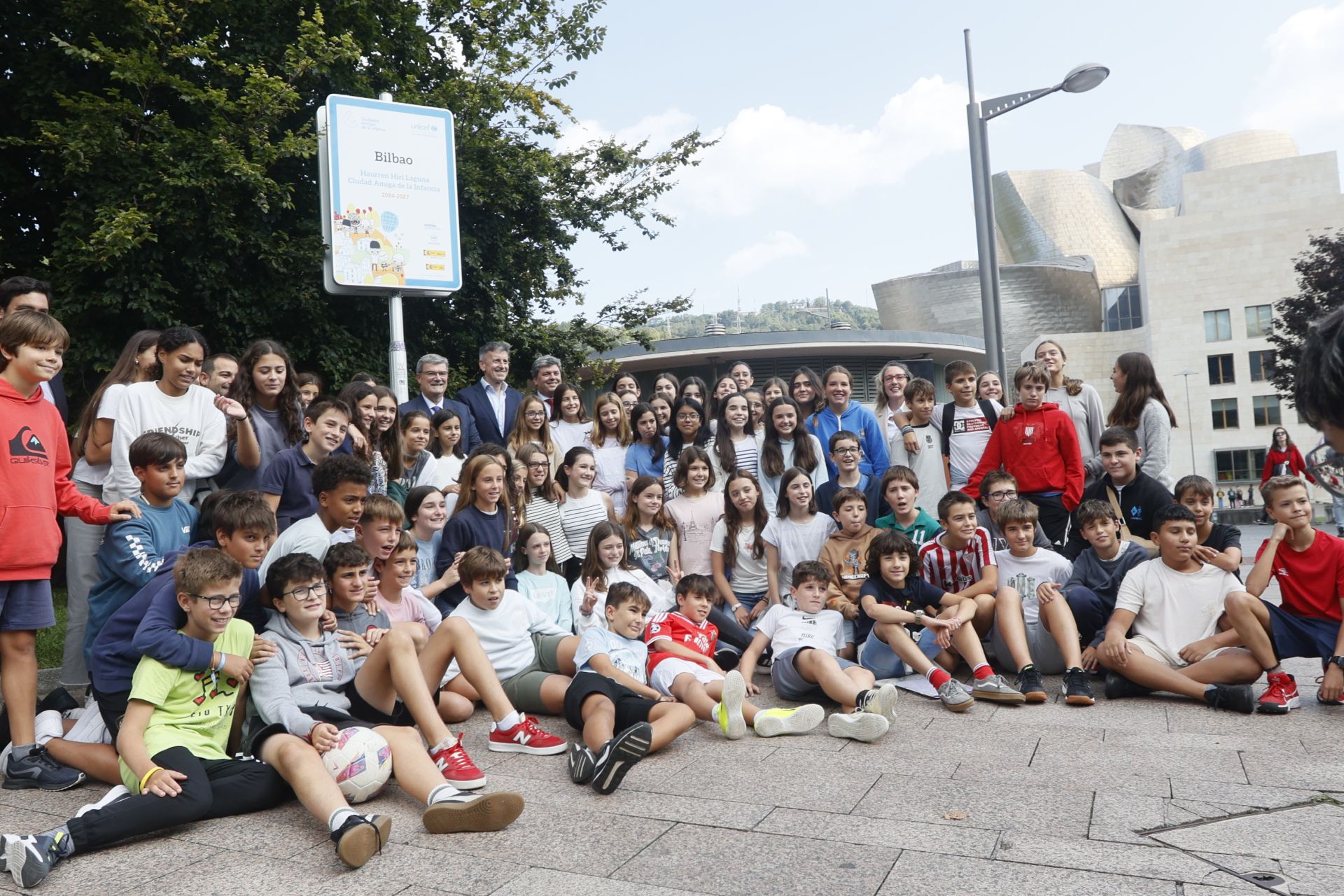 El alcalde, Juan Mari Aburto, y el presidente de UNICEF País Vasco, Joseba Madariaga, destapan la nueva placa identificativa de 'Ciudad Amiga de la Infancia y Adolescencia'