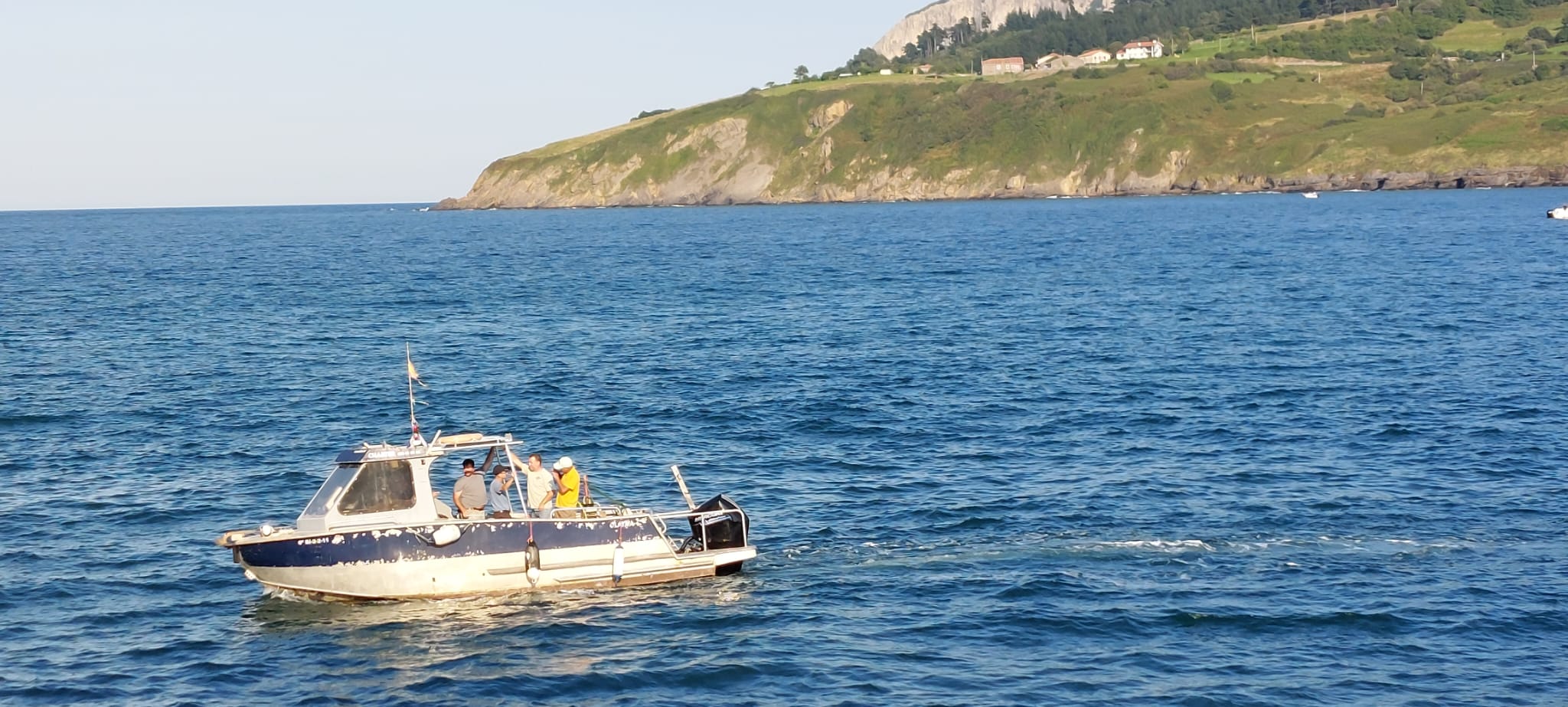 Embarcación desde la que se ha llevado a cabo la nueva campaña de prospecciones para descubrir al 'San Bartolomé' en aguas de Mundaka.