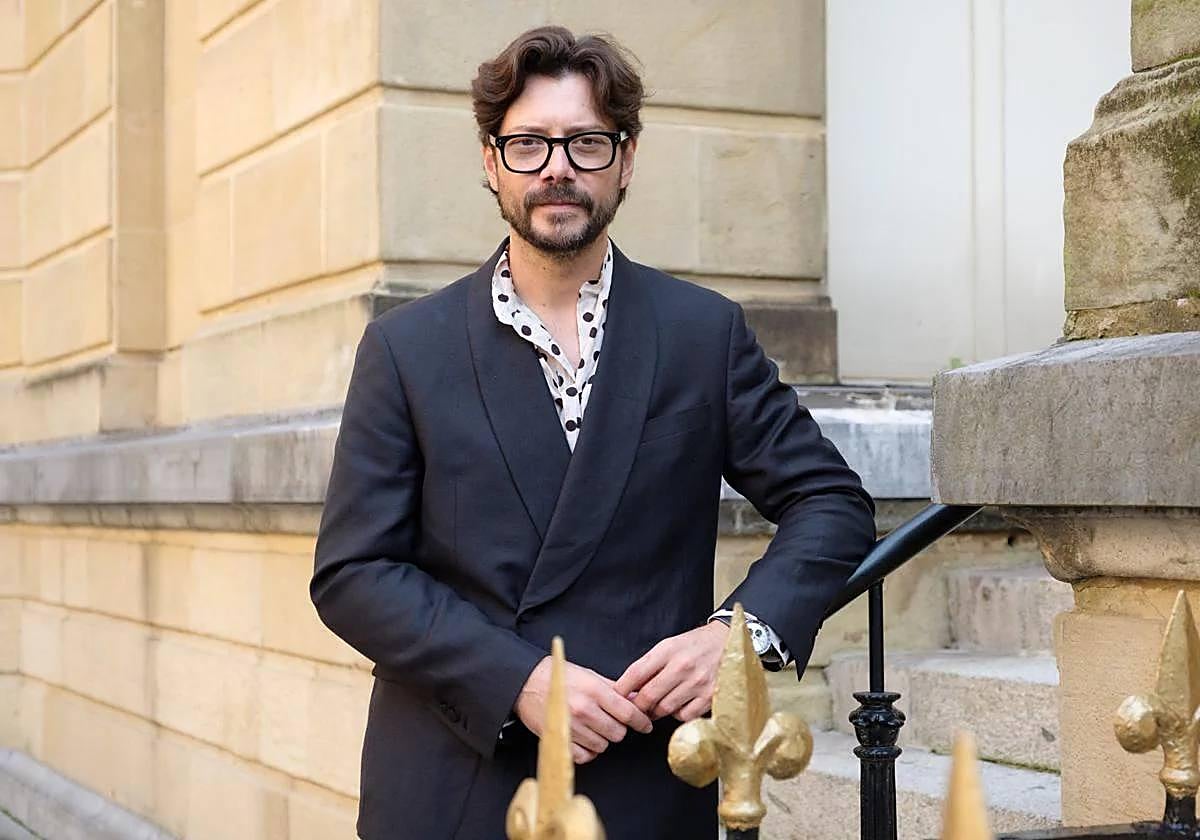 El actor Álvaro Morte posa en la terraza del Hotel María Cristina.