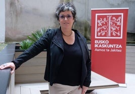 Beatriz Akizu, Eusko Ikaskuntzaren egoitzan, Donostian.