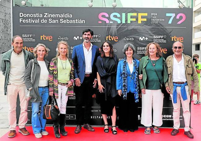 La directora Arantxa Aguirre, Jone Laspiur y la familia Chillida, en el estreno de 'Ciento volando'.