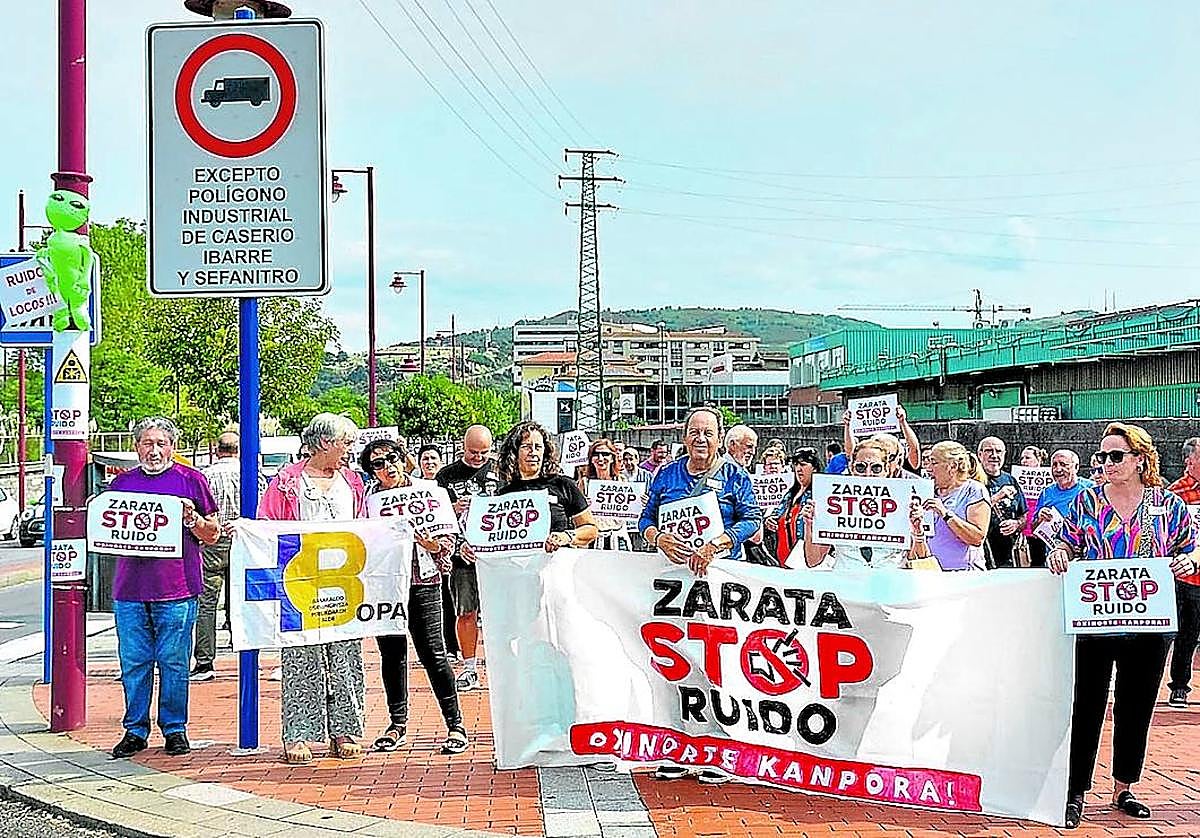 Los vecinos ya han protagonizado tres concentraciones de protesta, la última el pasado viernes, a las puertas de la factoría.