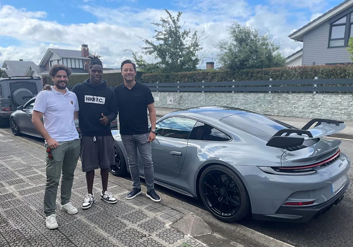 Nico Williams, con representantes del Centro Porsche Valladolid tras adquirir un coche.