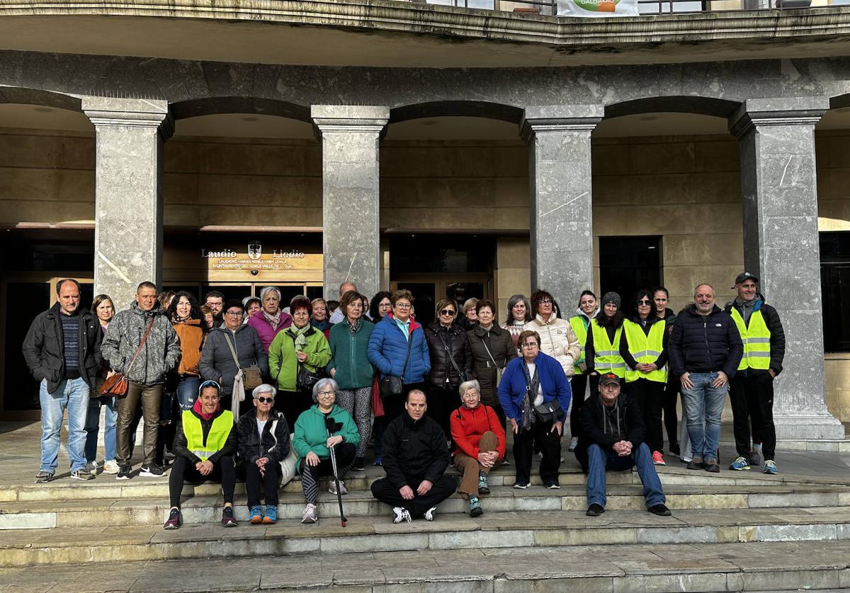 Participantes en uno de los paseos saludables celebrado el curso pasado.