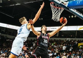 Dragic deja la bandeja ante la defensa de Pacevicius.